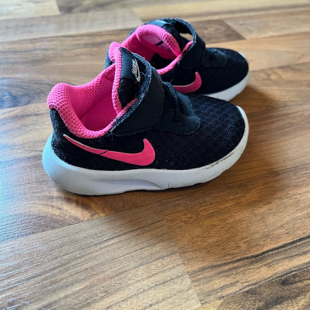 Nike shoes (4C)